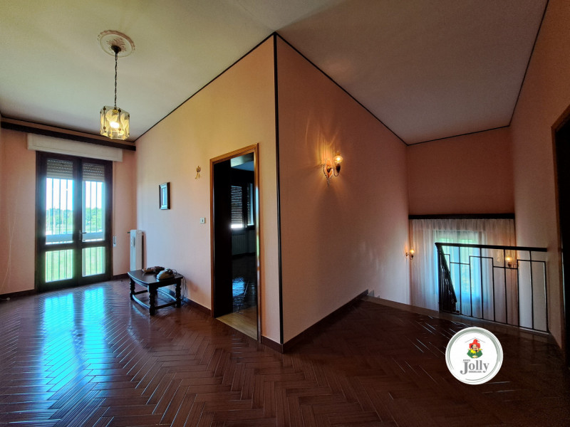 Info prestazione energetica:
Classe F
Epgl,nren 254,69 kwh/m2anno
Epgl,ren 1.11 kwh/m2anno
((

CA...