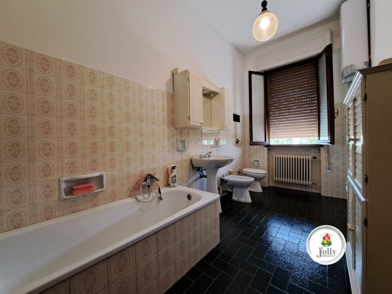 Info prestazione energetica:
Classe F
Epgl,nren 254,69 kwh/m2anno
Epgl,ren 1.11 kwh/m2anno
((

CA...