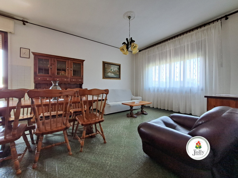 Info prestazione energetica:
Classe F
Epgl,nren 254,69 kwh/m2anno
Epgl,ren 1.11 kwh/m2anno
((

CA...