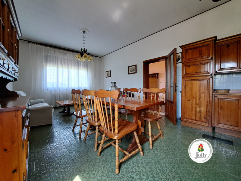 Info prestazione energetica:
Classe F
Epgl,nren 254,69 kwh/m2anno
Epgl,ren 1.11 kwh/m2anno
((

CA...