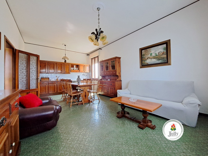 Info prestazione energetica:
Classe F
Epgl,nren 254,69 kwh/m2anno
Epgl,ren 1.11 kwh/m2anno
((

CA...