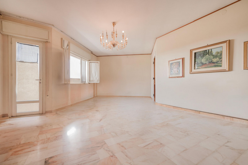 In posizione privilegiata, a pochi passi dal centro e dai principali servizi, APPARTAMENTO situat...