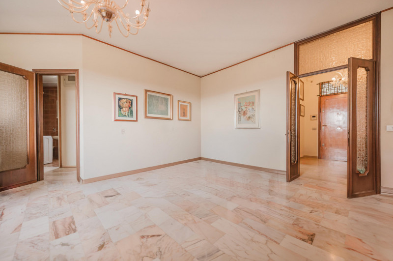 In posizione privilegiata, a pochi passi dal centro e dai principali servizi, APPARTAMENTO situat...