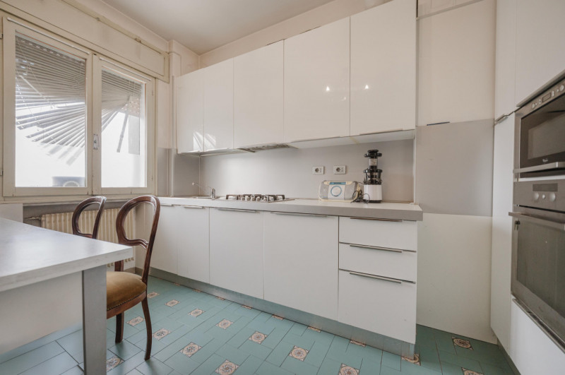 In posizione privilegiata, a pochi passi dal centro e dai principali servizi, APPARTAMENTO situat...