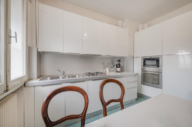 In posizione privilegiata, a pochi passi dal centro e dai principali servizi, APPARTAMENTO situat...