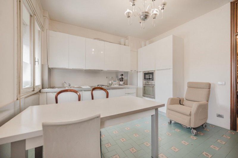 In posizione privilegiata, a pochi passi dal centro e dai principali servizi, APPARTAMENTO situat...