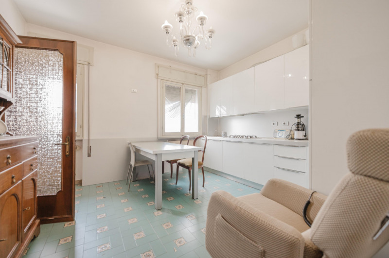 In posizione privilegiata, a pochi passi dal centro e dai principali servizi, APPARTAMENTO situat...