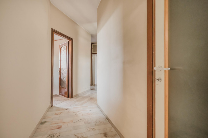 In posizione privilegiata, a pochi passi dal centro e dai principali servizi, APPARTAMENTO situat...