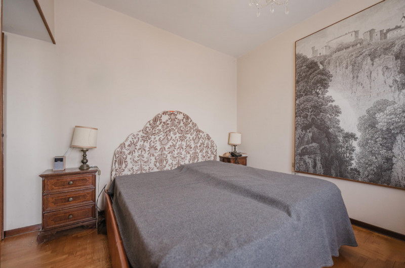 In posizione privilegiata, a pochi passi dal centro e dai principali servizi, APPARTAMENTO situat...