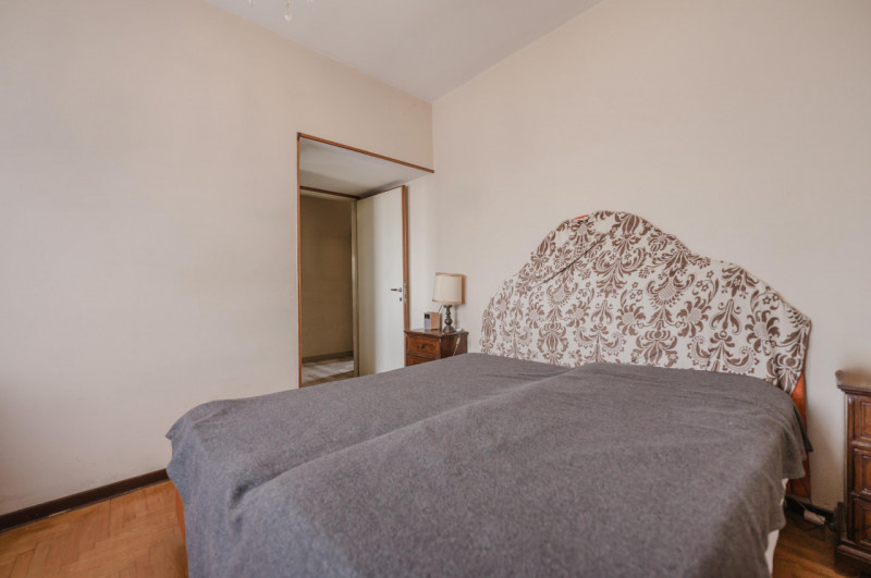 In posizione privilegiata, a pochi passi dal centro e dai principali servizi, APPARTAMENTO situat...