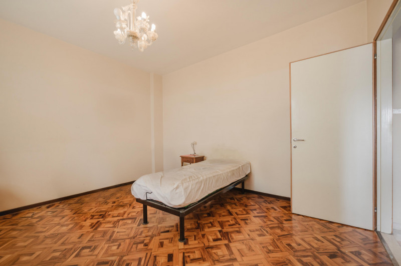 In posizione privilegiata, a pochi passi dal centro e dai principali servizi, APPARTAMENTO situat...