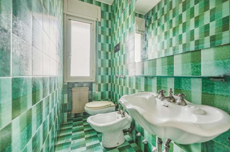 In posizione privilegiata, a pochi passi dal centro e dai principali servizi, APPARTAMENTO situat...