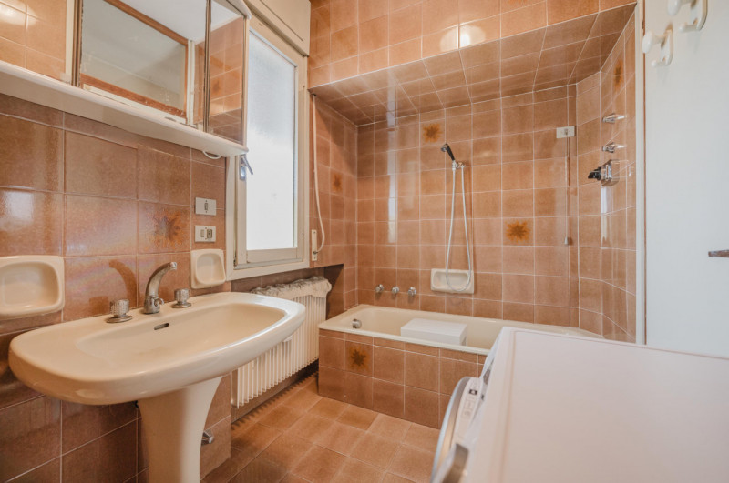 In posizione privilegiata, a pochi passi dal centro e dai principali servizi, APPARTAMENTO situat...