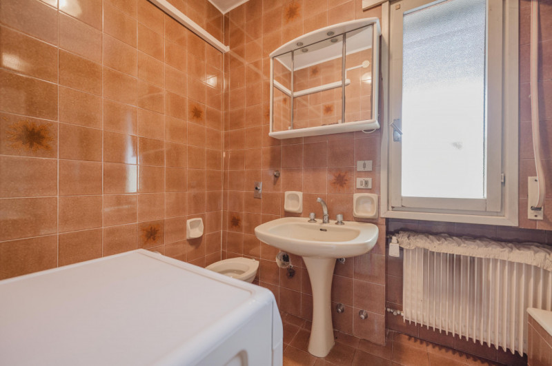 In posizione privilegiata, a pochi passi dal centro e dai principali servizi, APPARTAMENTO situat...