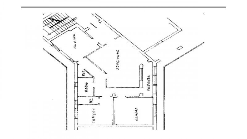 In posizione privilegiata, a pochi passi dal centro e dai principali servizi, APPARTAMENTO situat...