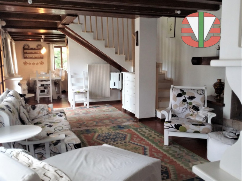 Situata nel tranquillo comune di Foza, questa splendida casa singola terra tetto è disponibile pe...