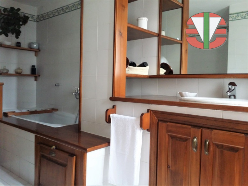 Situata nel tranquillo comune di Foza, questa splendida casa singola terra tetto è disponibile pe...