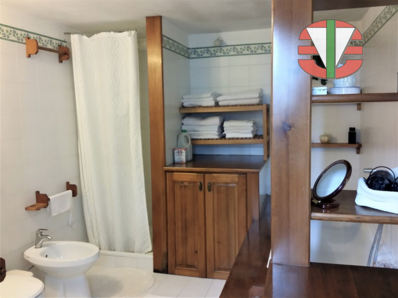 Situata nel tranquillo comune di Foza, questa splendida casa singola terra tetto è disponibile pe...