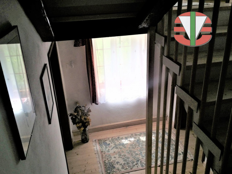 Situata nel tranquillo comune di Foza, questa splendida casa singola terra tetto è disponibile pe...