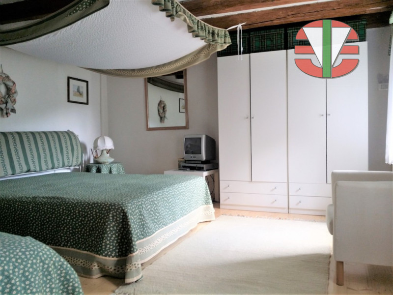 Situata nel tranquillo comune di Foza, questa splendida casa singola terra tetto è disponibile pe...