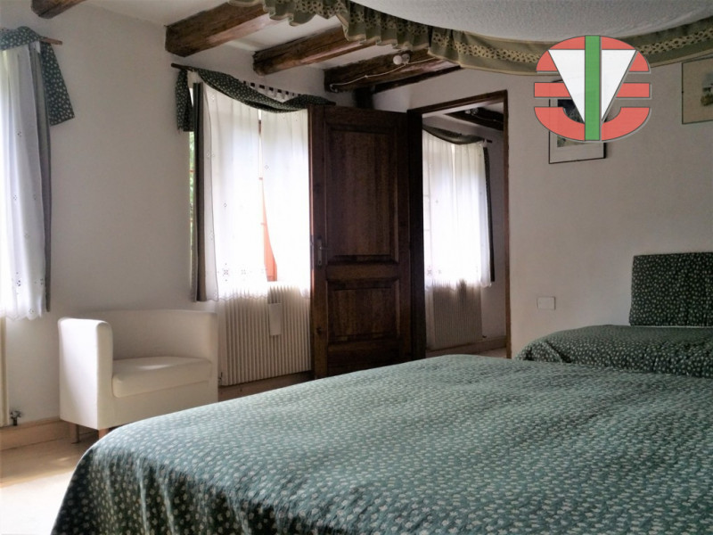 Situata nel tranquillo comune di Foza, questa splendida casa singola terra tetto è disponibile pe...