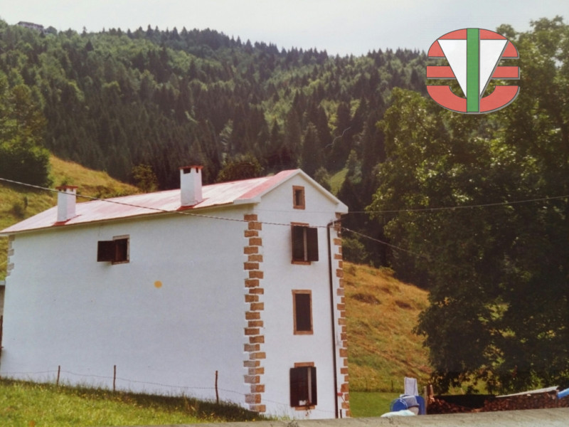 Situata nel tranquillo comune di Foza, questa splendida casa singola terra tetto è disponibile pe...