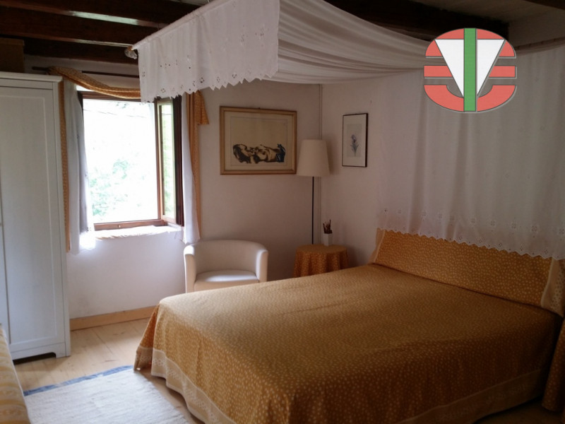 Situata nel tranquillo comune di Foza, questa splendida casa singola terra tetto è disponibile pe...