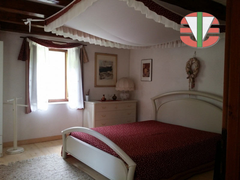 Situata nel tranquillo comune di Foza, questa splendida casa singola terra tetto è disponibile pe...