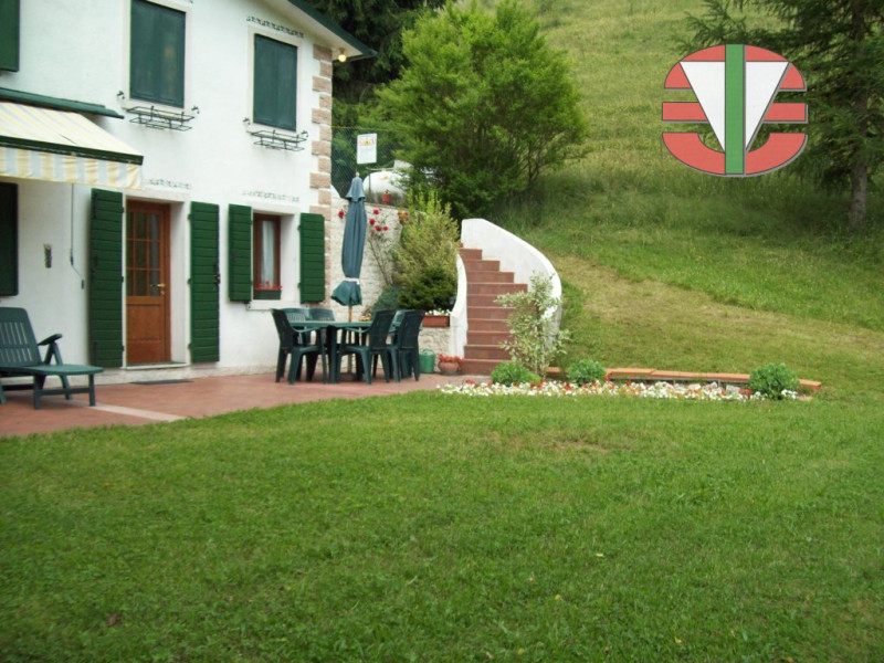 Situata nel tranquillo comune di Foza, questa splendida casa singola terra tetto è disponibile pe...