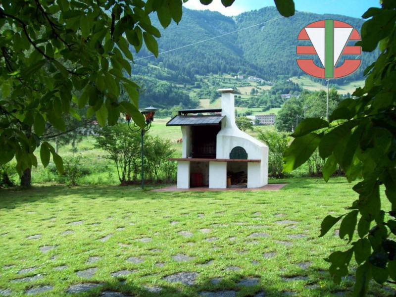 Situata nel tranquillo comune di Foza, questa splendida casa singola terra tetto è disponibile pe...