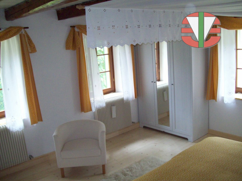 Situata nel tranquillo comune di Foza, questa splendida casa singola terra tetto è disponibile pe...