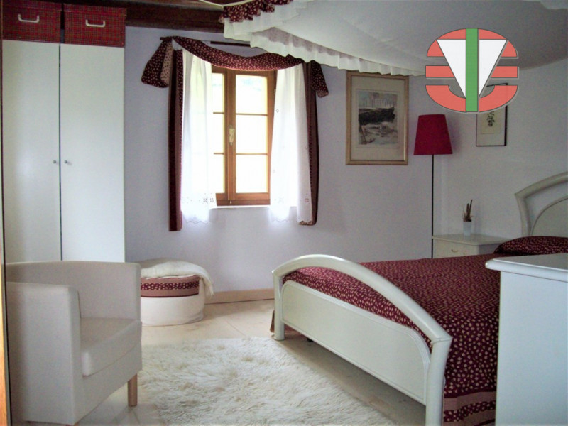 Situata nel tranquillo comune di Foza, questa splendida casa singola terra tetto è disponibile pe...