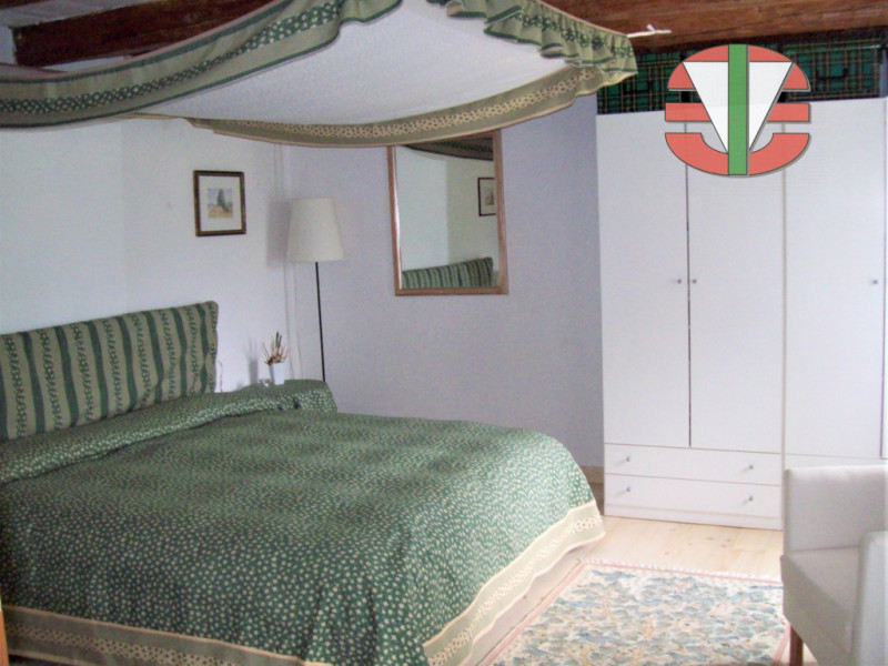 Situata nel tranquillo comune di Foza, questa splendida casa singola terra tetto è disponibile pe...