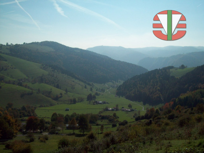 Situata nel tranquillo comune di Foza, questa splendida casa singola terra tetto è disponibile pe...