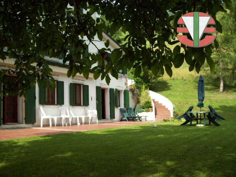 Situata nel tranquillo comune di Foza, questa splendida casa singola terra tetto è disponibile pe...