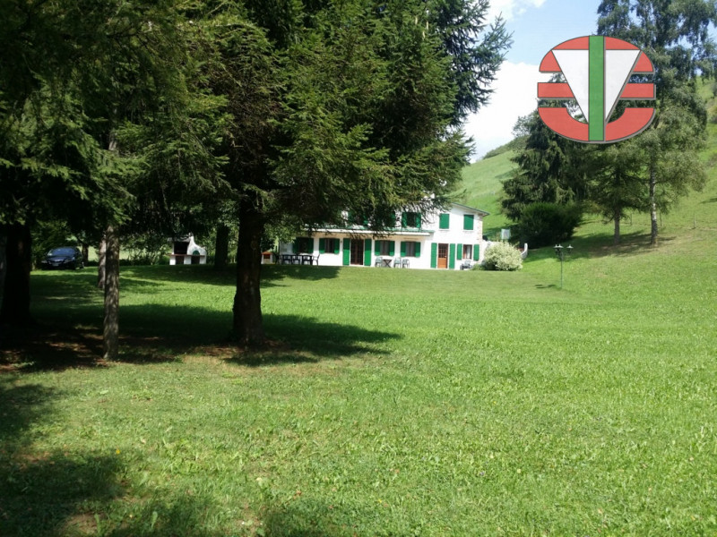 Situata nel tranquillo comune di Foza, questa splendida casa singola terra tetto è disponibile pe...