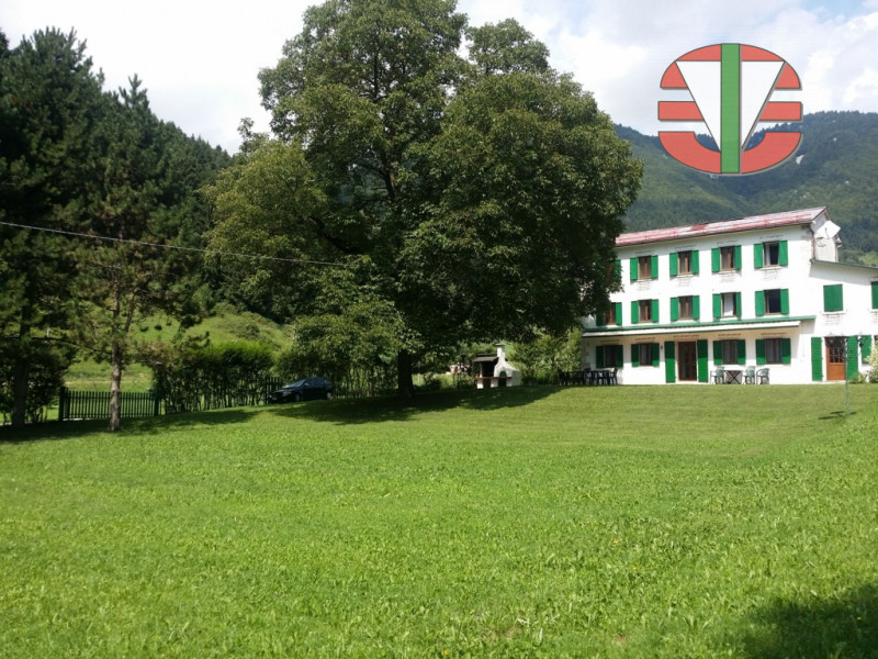 Situata nel tranquillo comune di Foza, questa splendida casa singola terra tetto è disponibile pe...