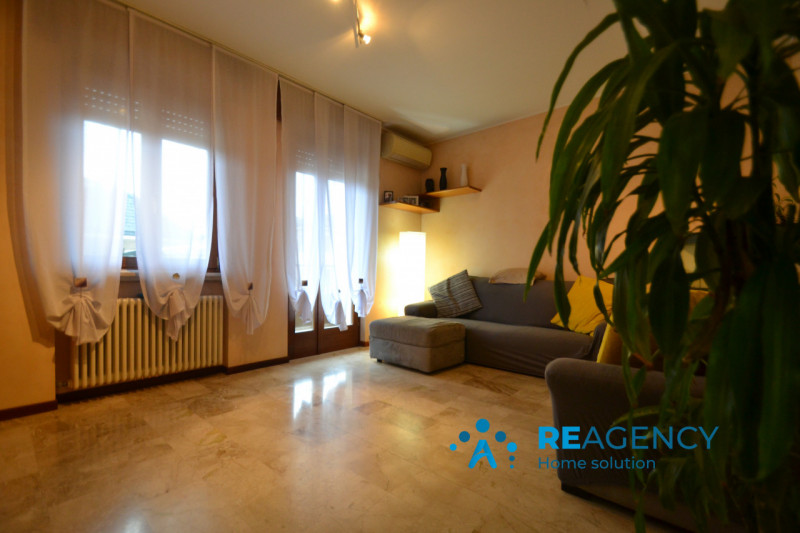 In vendita luminoso appartamento tricamere all’ultimo piano, inserito in una palazzina riservata ...