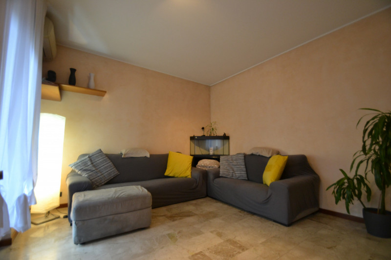 In vendita luminoso appartamento tricamere all’ultimo piano, inserito in una palazzina riservata ...