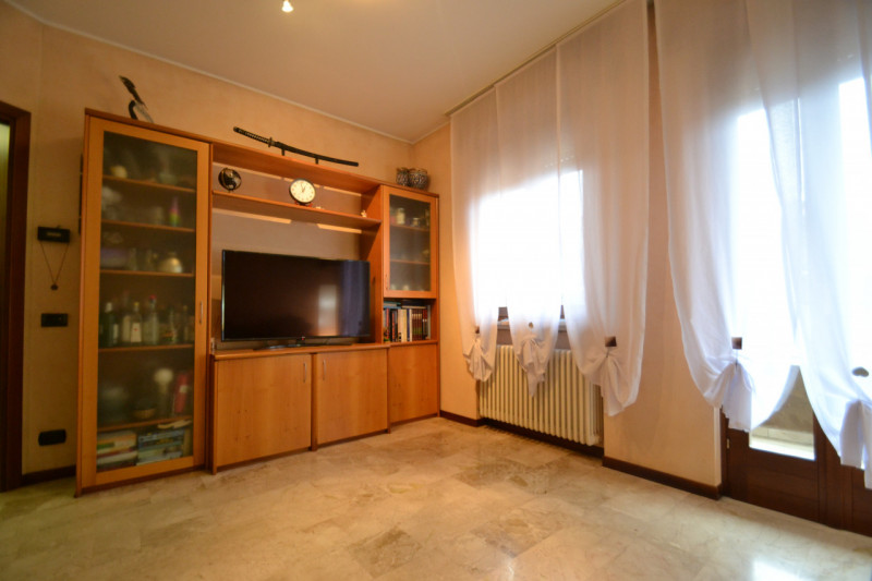 In vendita luminoso appartamento tricamere all’ultimo piano, inserito in una palazzina riservata ...