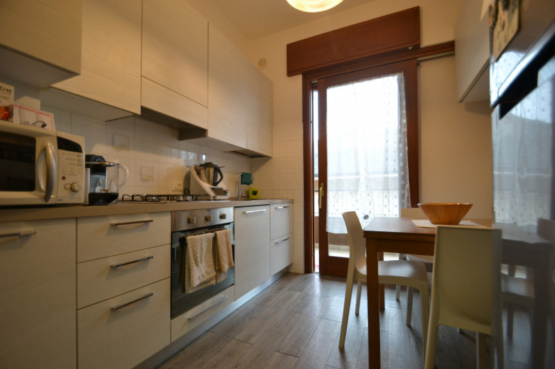 In vendita luminoso appartamento tricamere all’ultimo piano, inserito in una palazzina riservata ...