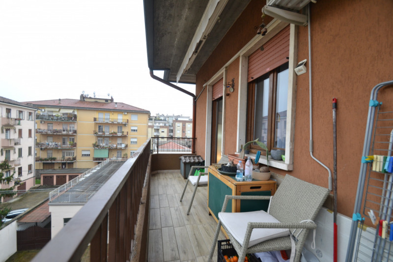 In vendita luminoso appartamento tricamere all’ultimo piano, inserito in una palazzina riservata ...