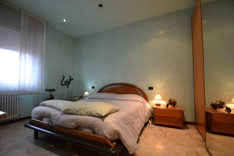 In vendita luminoso appartamento tricamere all’ultimo piano, inserito in una palazzina riservata ...