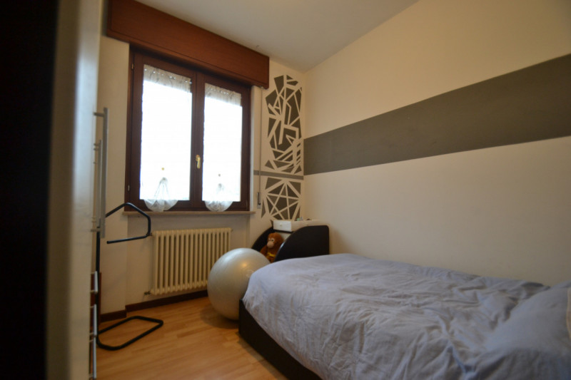 In vendita luminoso appartamento tricamere all’ultimo piano, inserito in una palazzina riservata ...