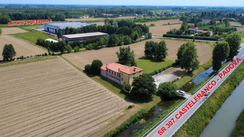 A San Giorgio delle Pertiche, lungo la strada del Santo, a meno di 20 km da Padova e Castelfranco...