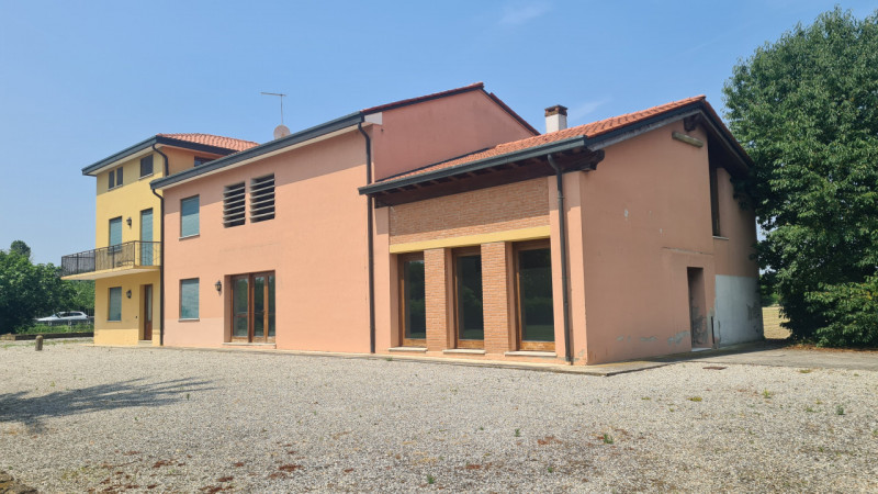 A San Giorgio delle Pertiche, lungo la strada del Santo, a meno di 20 km da Padova e Castelfranco...