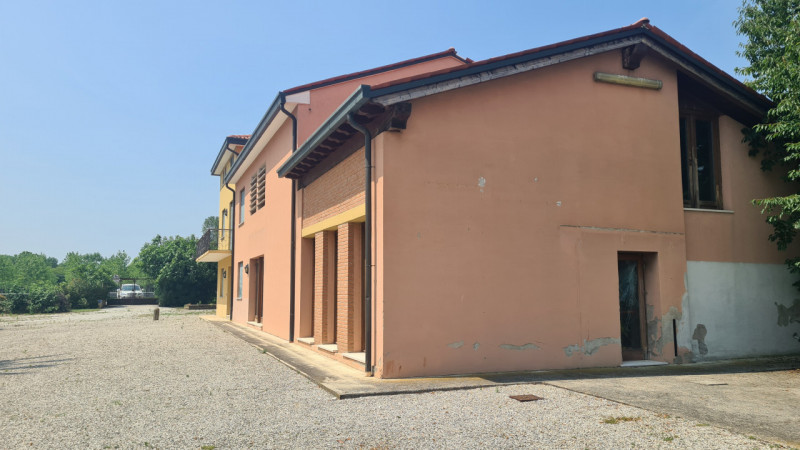 A San Giorgio delle Pertiche, lungo la strada del Santo, a meno di 20 km da Padova e Castelfranco...