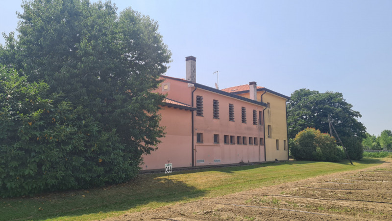 A San Giorgio delle Pertiche, lungo la strada del Santo, a meno di 20 km da Padova e Castelfranco...