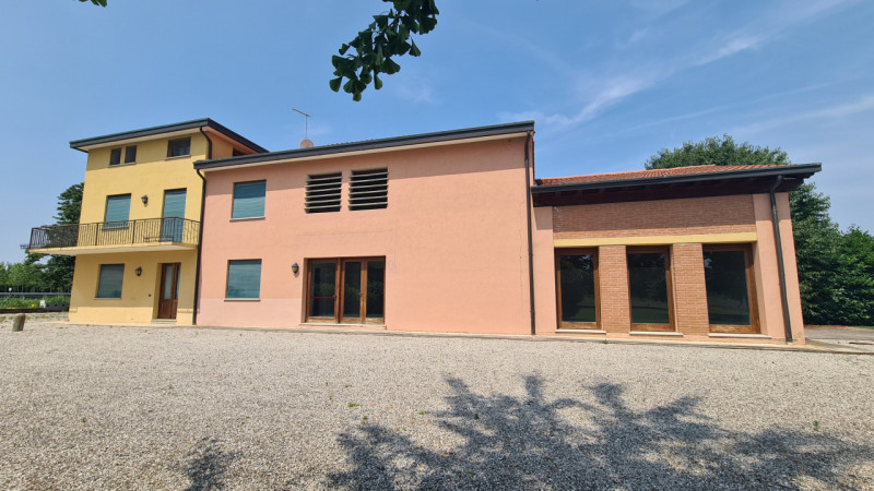 A San Giorgio delle Pertiche, lungo la strada del Santo, a meno di 20 km da Padova e Castelfranco...