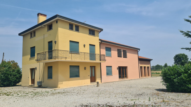 A San Giorgio delle Pertiche, lungo la strada del Santo, a meno di 20 km da Padova e Castelfranco...